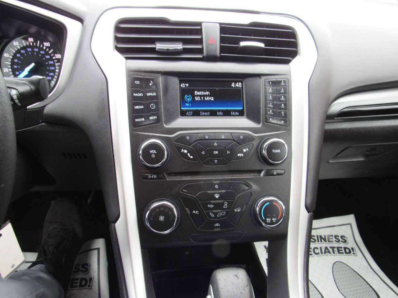 Used 2016 Ford Fusion SE w/ Equipment Group 201A image 17