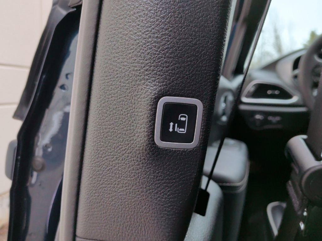 Used 2025 Chrysler Pacifica Limited w/ Uconnect Theater Family Group image 21