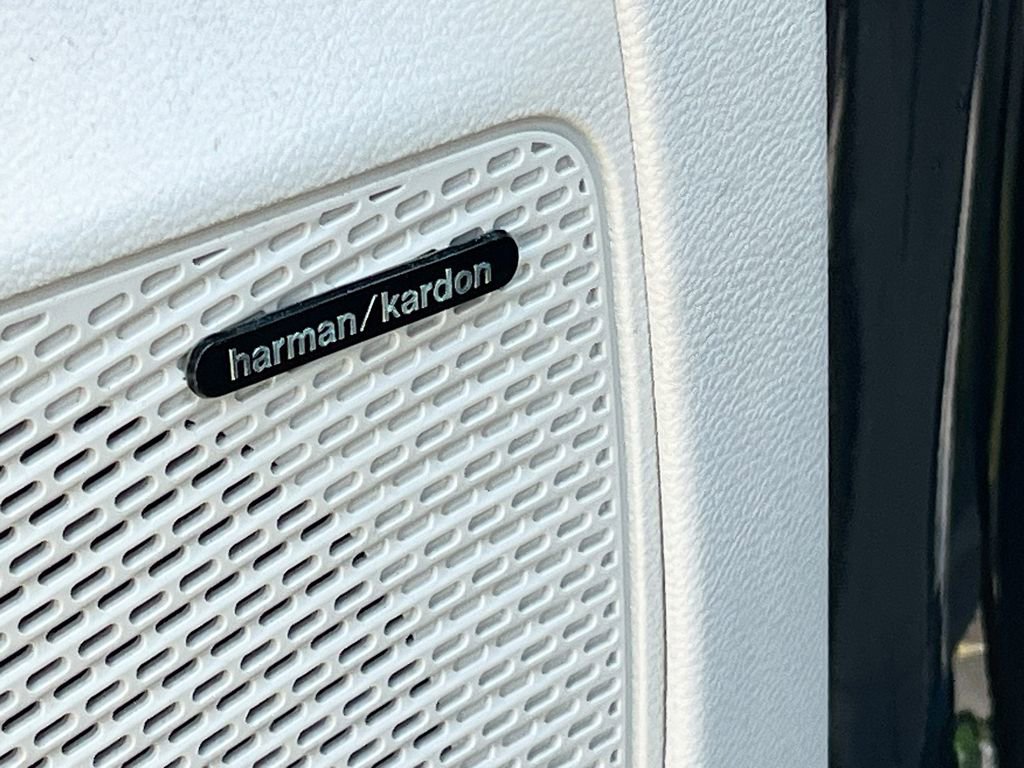 Used 2023 Chrysler Pacifica Limited w/ Uconnect Theater Family Group image 19