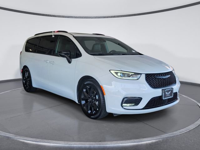 Used 2025 Chrysler Pacifica Limited image 1