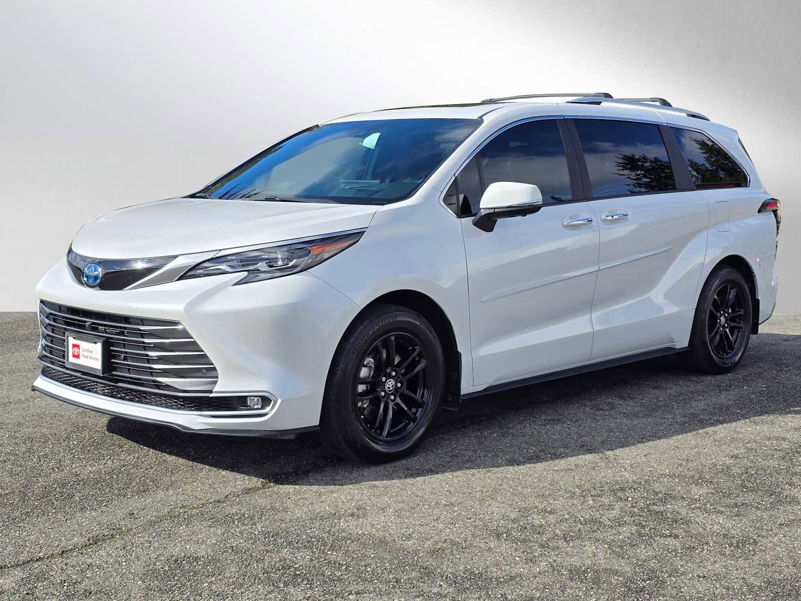 Used 2025 Toyota Sienna Platinum image 3