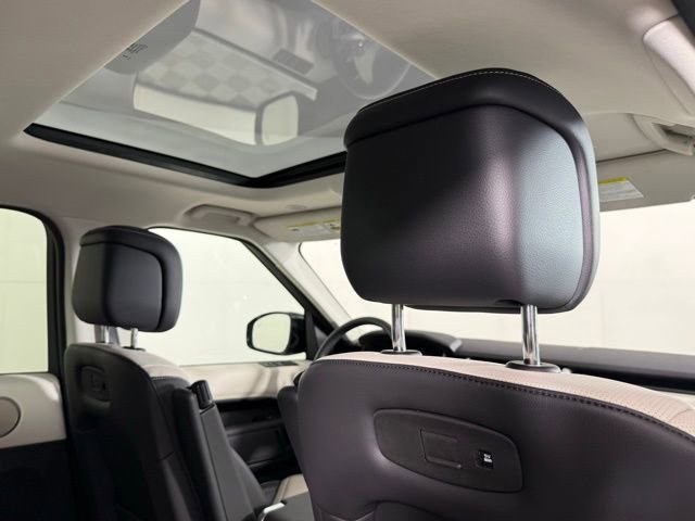 Certified 2025 Land Rover Discovery S image 26