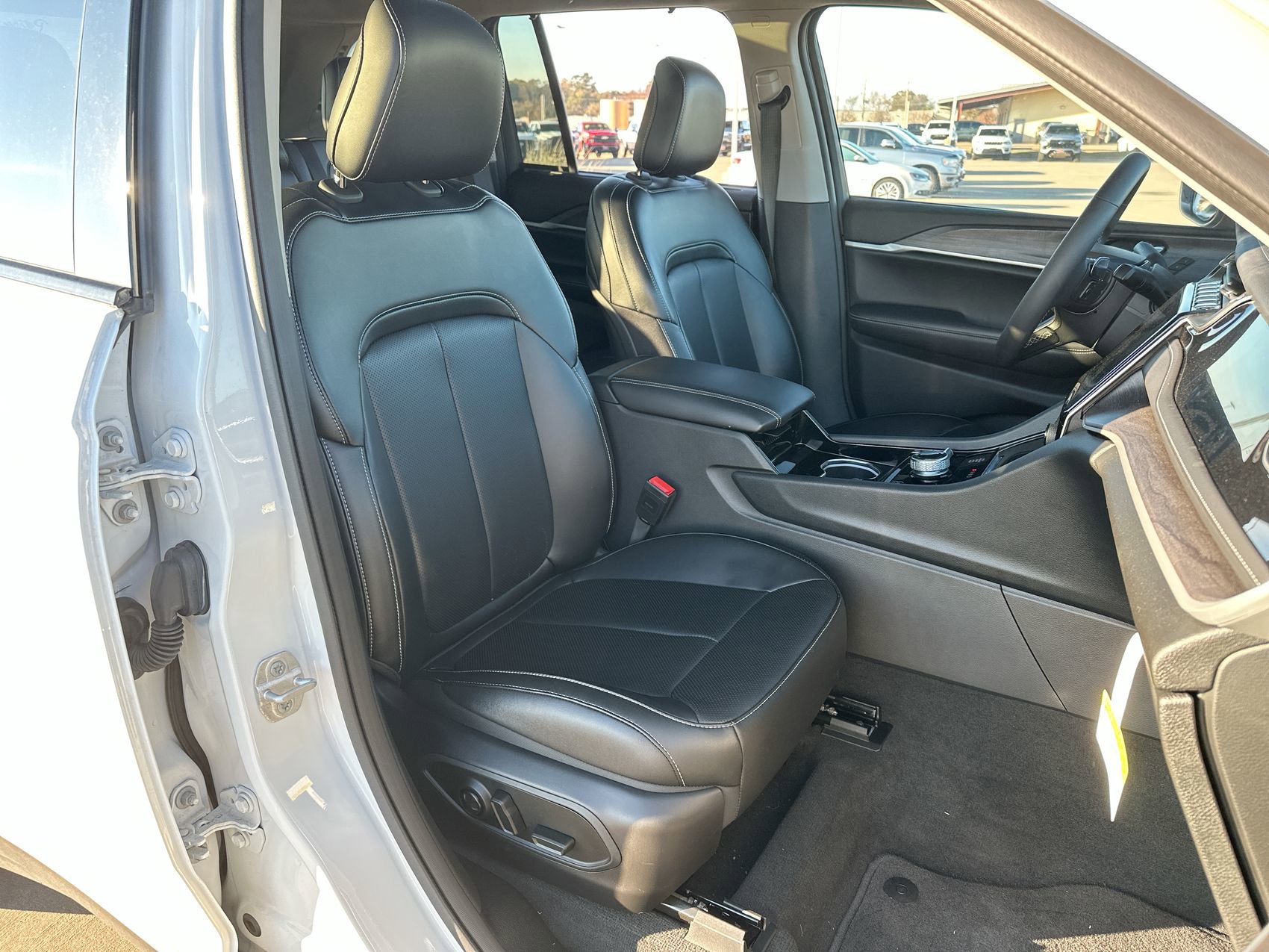 New 2023 Jeep Grand Cherokee 4WD 4xe w/ Luxury Tech Group II image 24