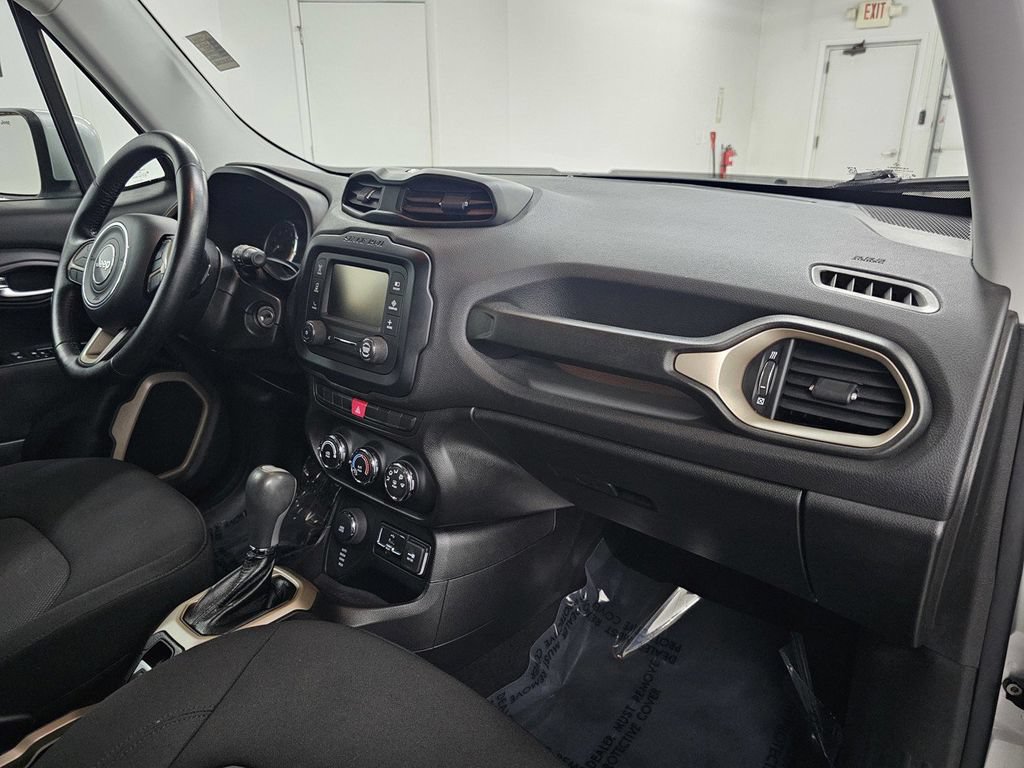 Used 2015 Jeep Renegade Latitude AWD/4WD image 13