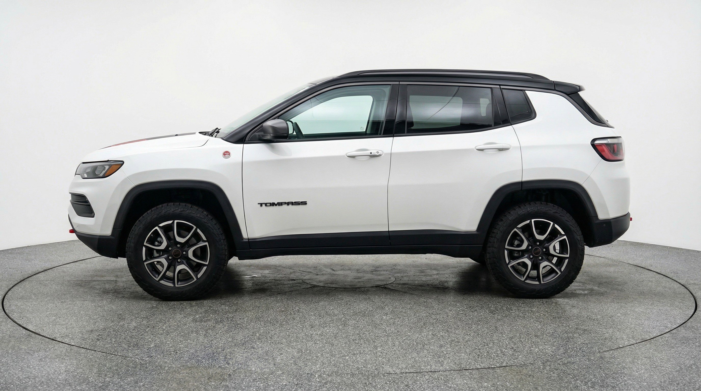Used 2025 Jeep Compass Trailhawk AWD/4WD image 5