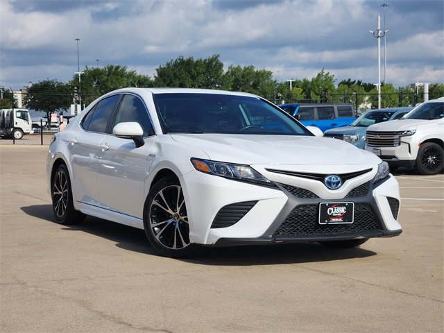 Used 2020 Toyota Camry SE w/ Sunroof Package FWD image 2