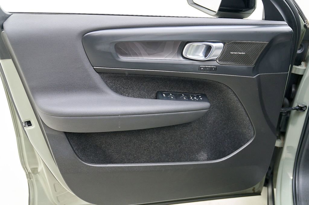 Certified 2023 Volvo C40 P8 Recharge Ultimate w/ Protection Package Premier AWD/4WD image 10