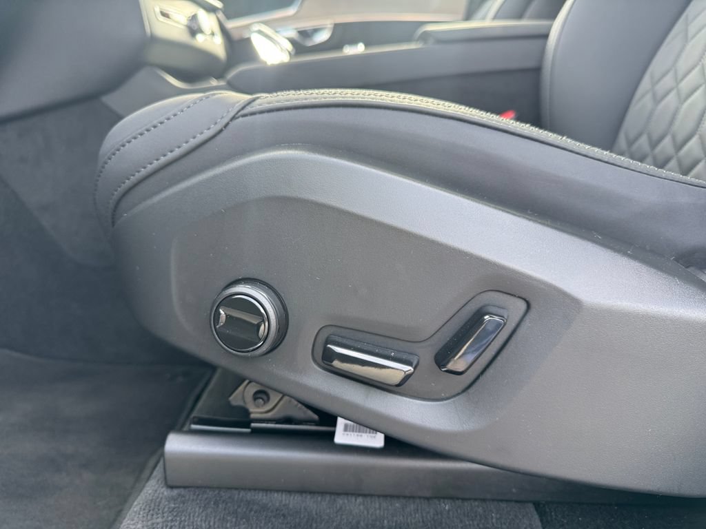Certified 2025 Volvo XC90 B5 Core AWD/4WD image 12