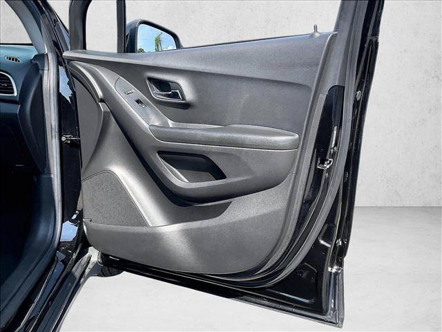 Used 2021 Chevrolet Trax LT FWD image 19
