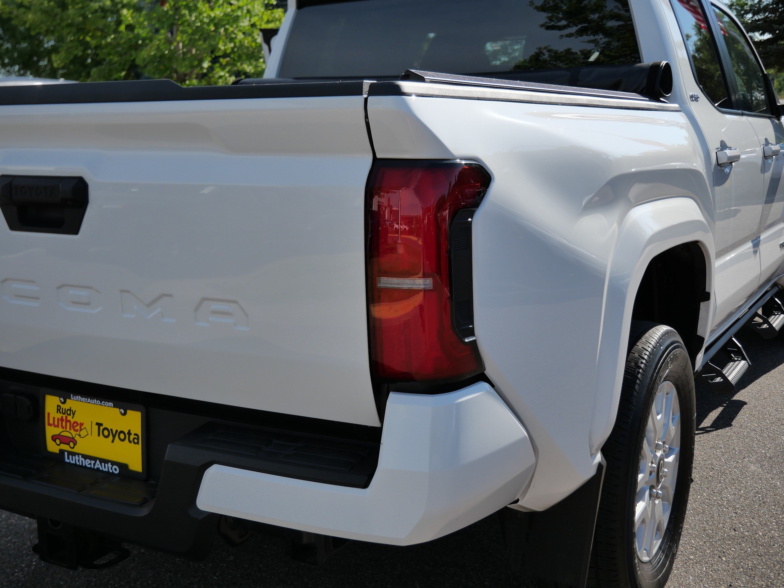 Certified 2024 Toyota Tacoma SR5 AWD/4WD image 18