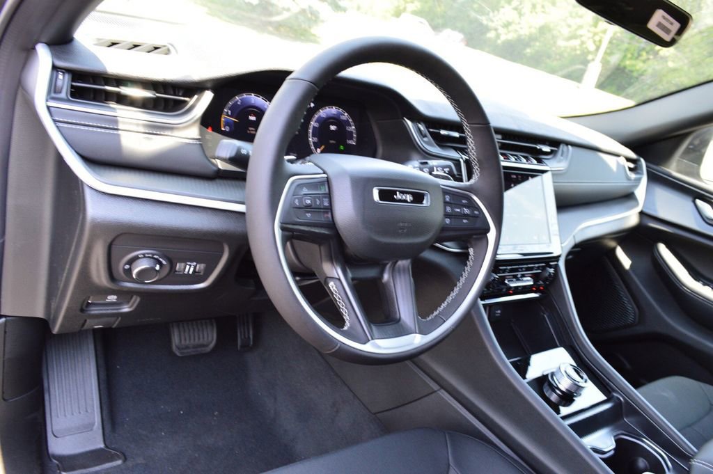 New 2025 Jeep Grand Cherokee Laredo w/ Luxury Tech Group I image 11