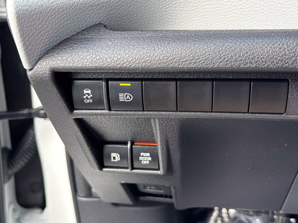Used 2026 Toyota Sienna XLE FWD image 27