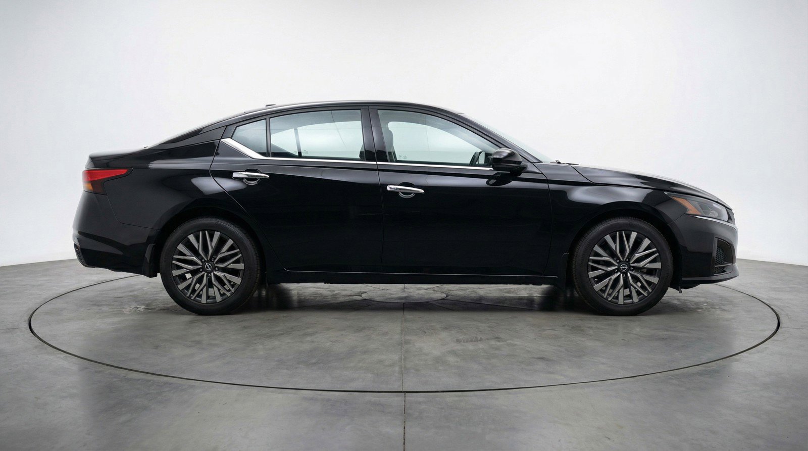 Used 2025 Nissan Altima 2.5 SV image 11