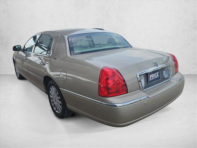 Used 2005 Lincoln Town Car Signature Limited image 3