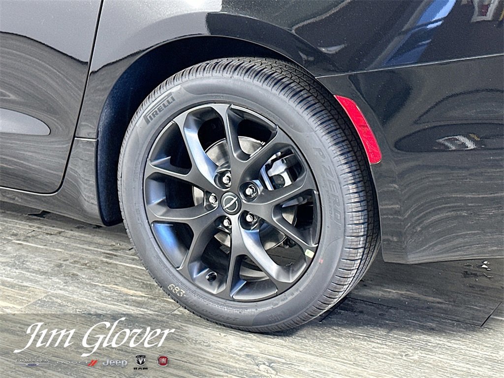 New 2026 Chrysler Pacifica Limited w/ S Appearance Package image 12