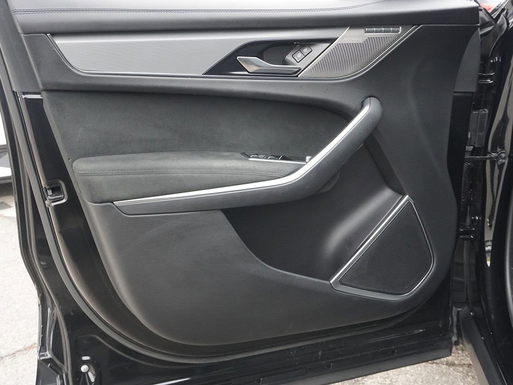 Used 2022 Jaguar F-PACE SVR image 26