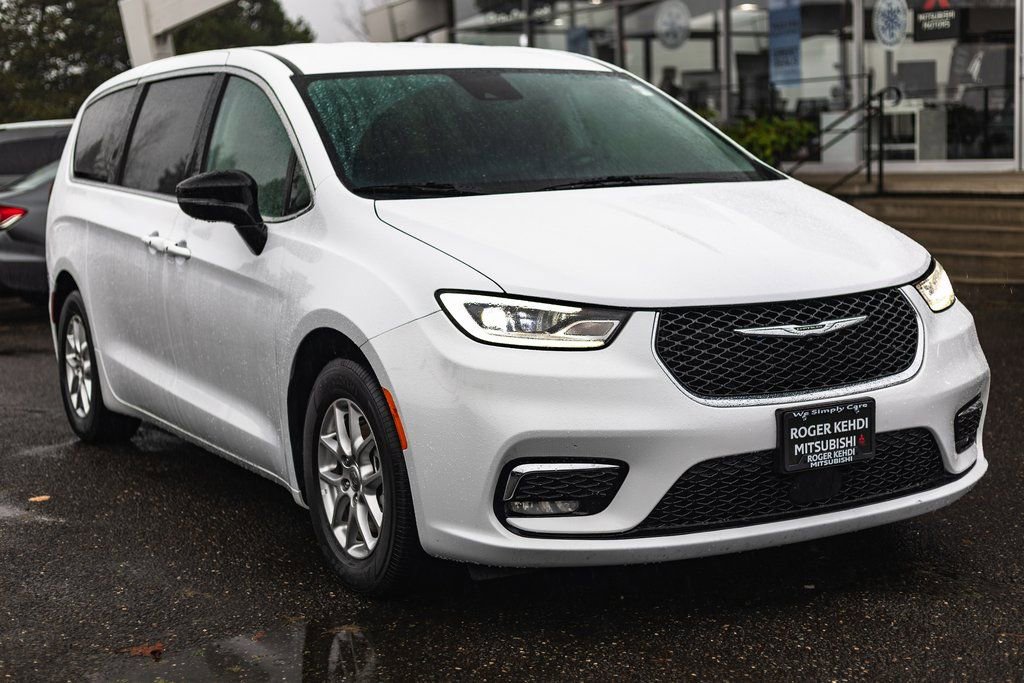 Used 2024 Chrysler Pacifica Touring-L image 6