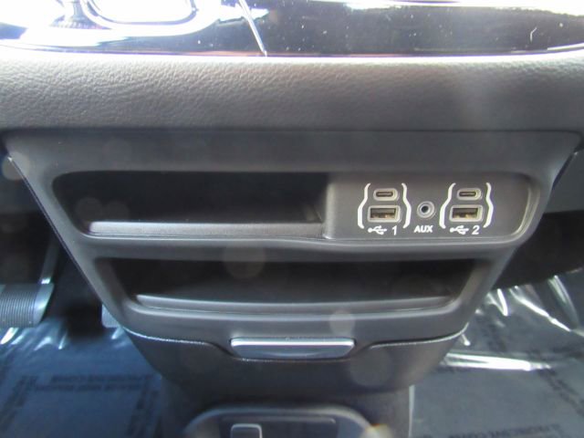 Used 2025 Chrysler Pacifica Select image 50