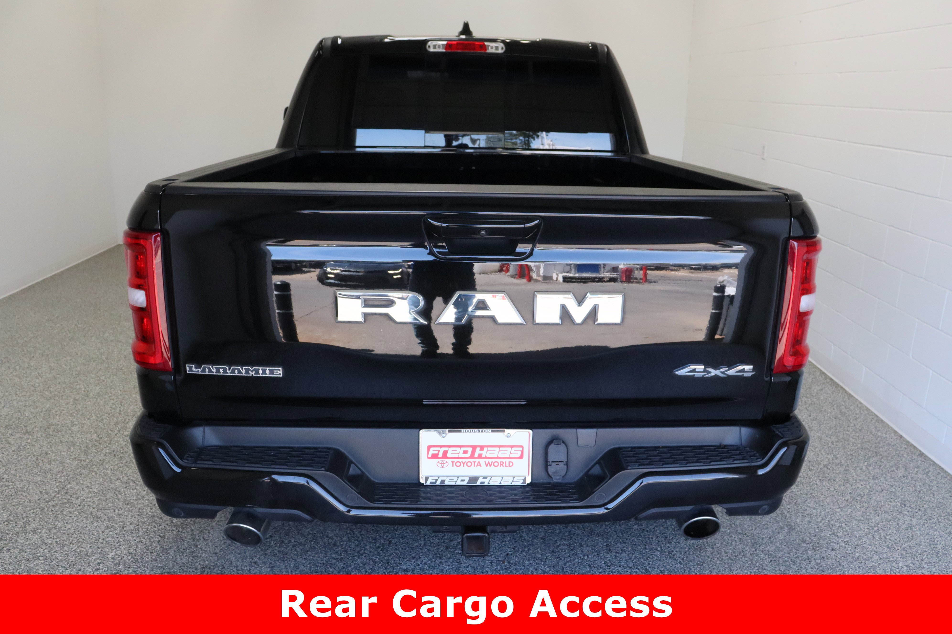 Used 2025 RAM 1500 Laramie w/ Sport Appearance Package AWD/4WD image 8