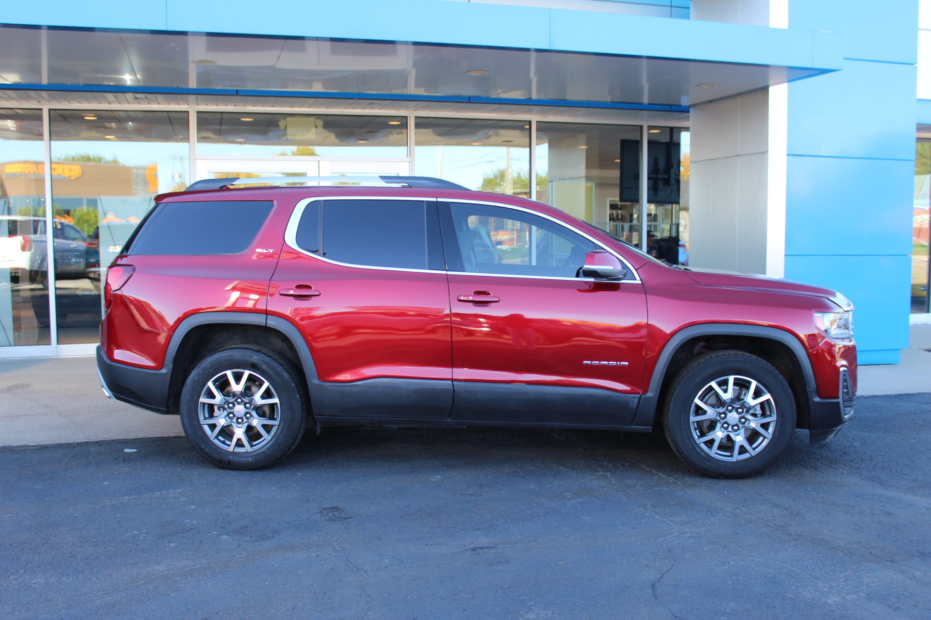 Certified 2023 GMC Acadia SLT AWD/4WD image 3