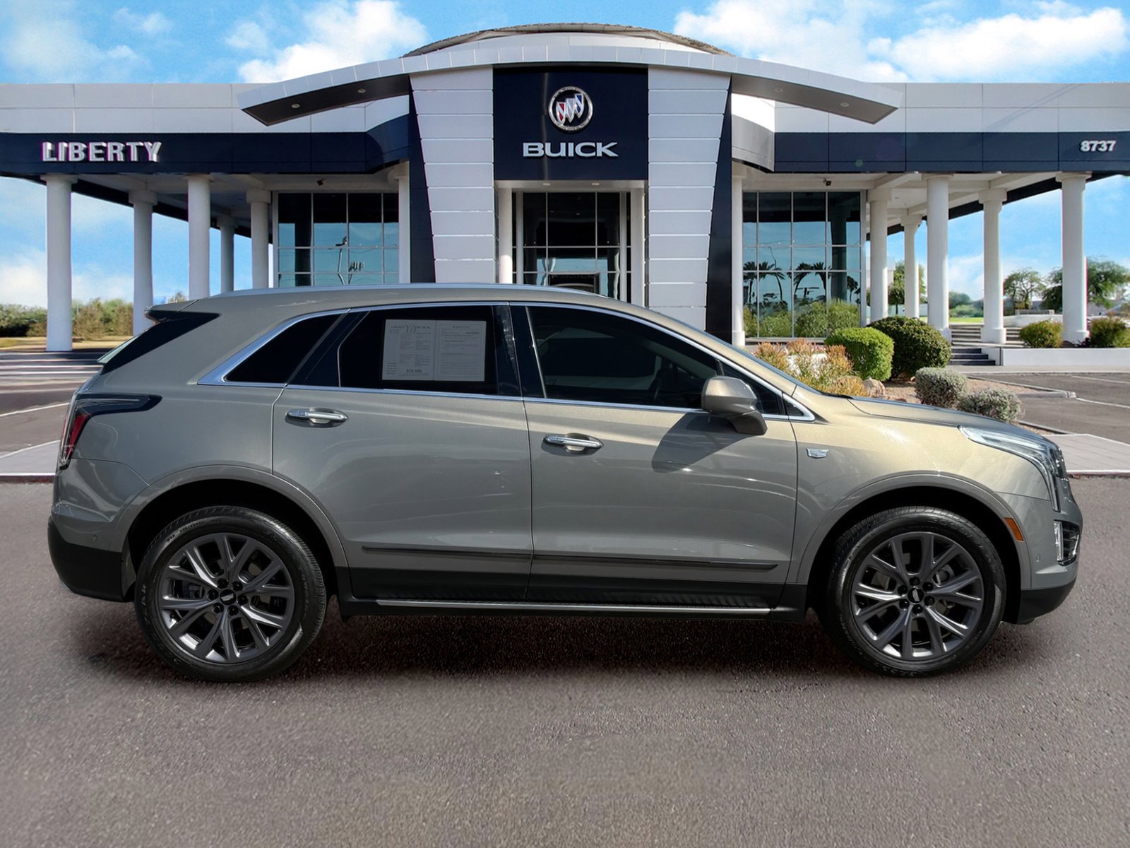 Used 2018 Cadillac XT5 Premium Luxury w/ LPO, Black Ice Package FWD image 2