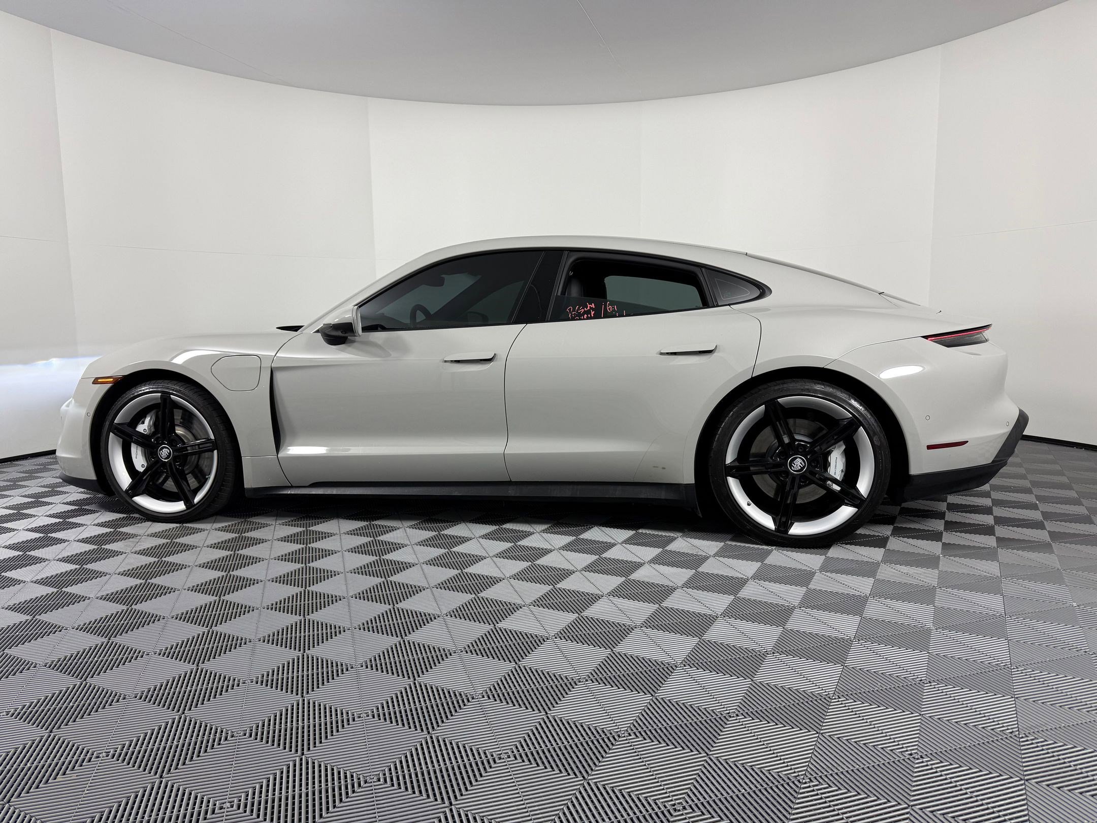 Used 2022 Porsche Taycan image 2