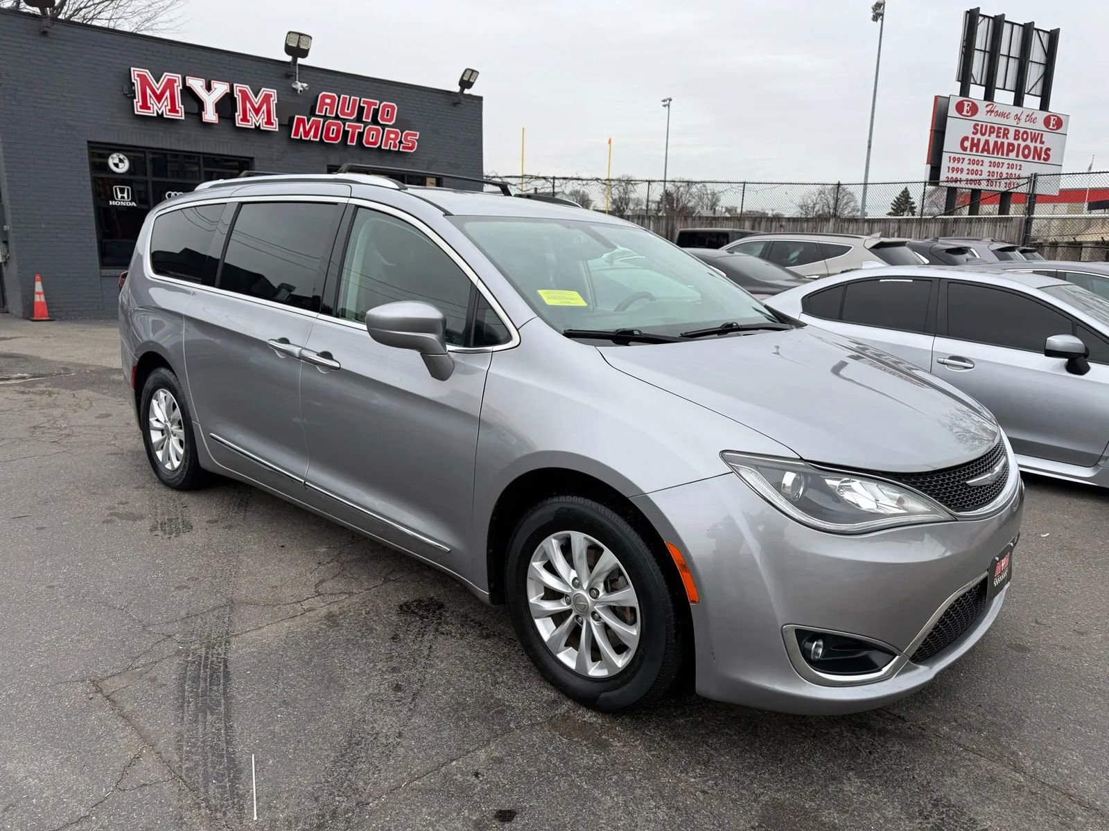 Used 2018 Chrysler Pacifica Touring-L image 1