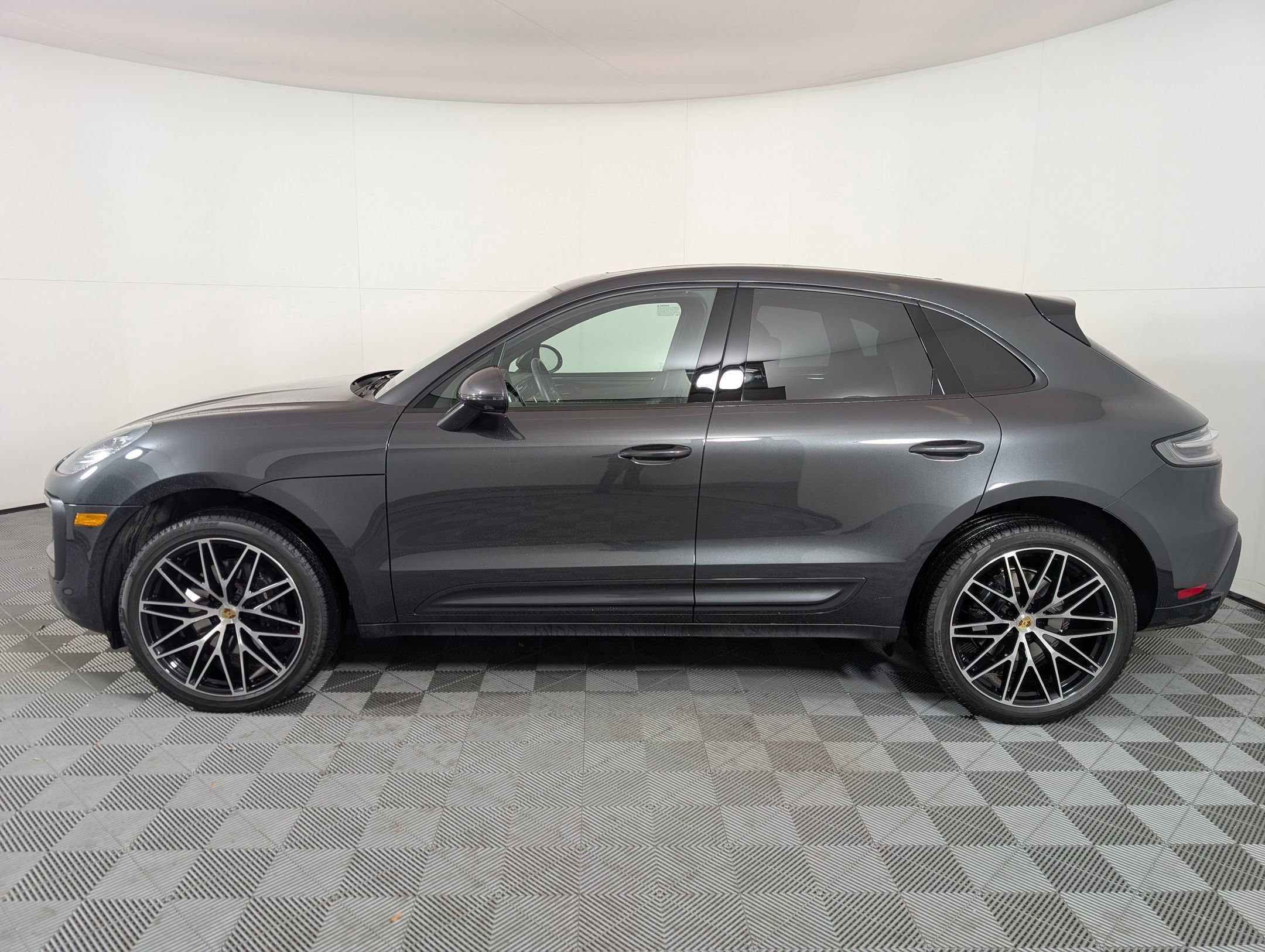 Used 2025 Porsche Macan image 2