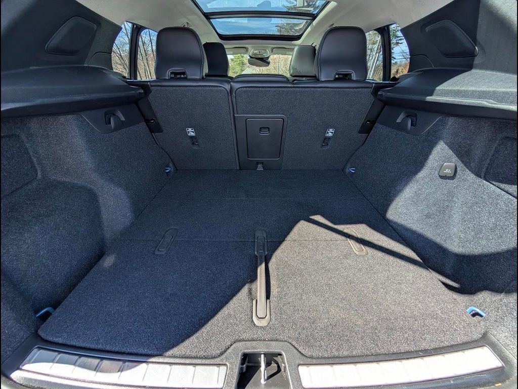 Certified 2025 Volvo XC40 B5 Plus AWD/4WD image 22