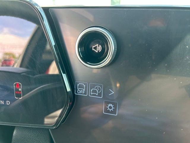 Used 2025 Chevrolet Equinox EV RS FWD image 21
