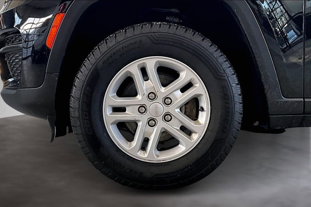 Used 2023 Jeep Grand Cherokee Laredo w/ Luxury Tech Group I image 10