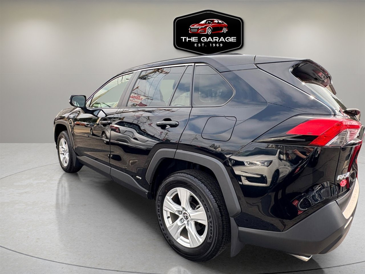 Used 2021 Toyota RAV4 XLE w/ Convenience Package image 3