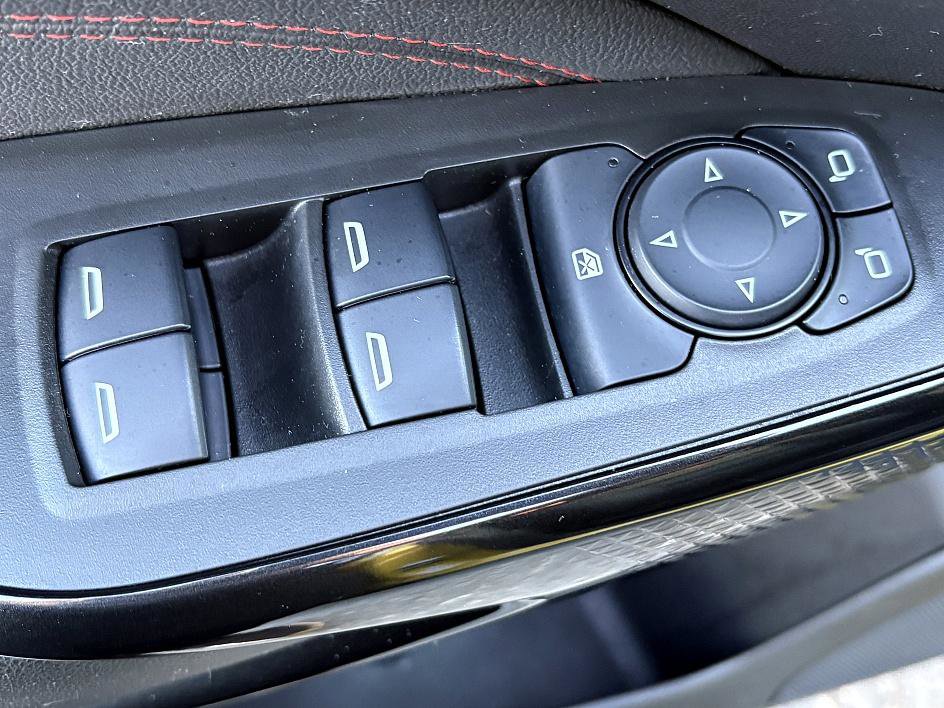 Certified 2024 Chevrolet Trax RS w/ Sunroof Package image 17