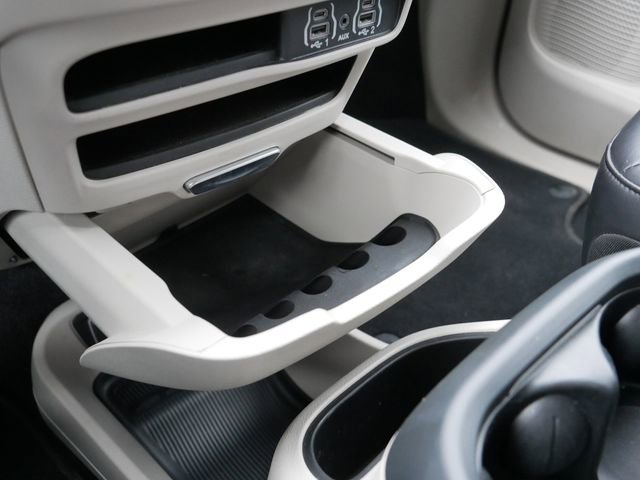 Used 2023 Chrysler Pacifica Touring-L image 34