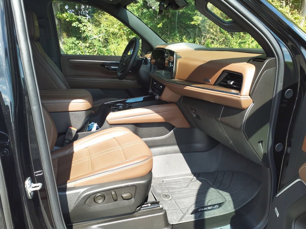 Used 2025 Chevrolet Tahoe High Country AWD/4WD image 12