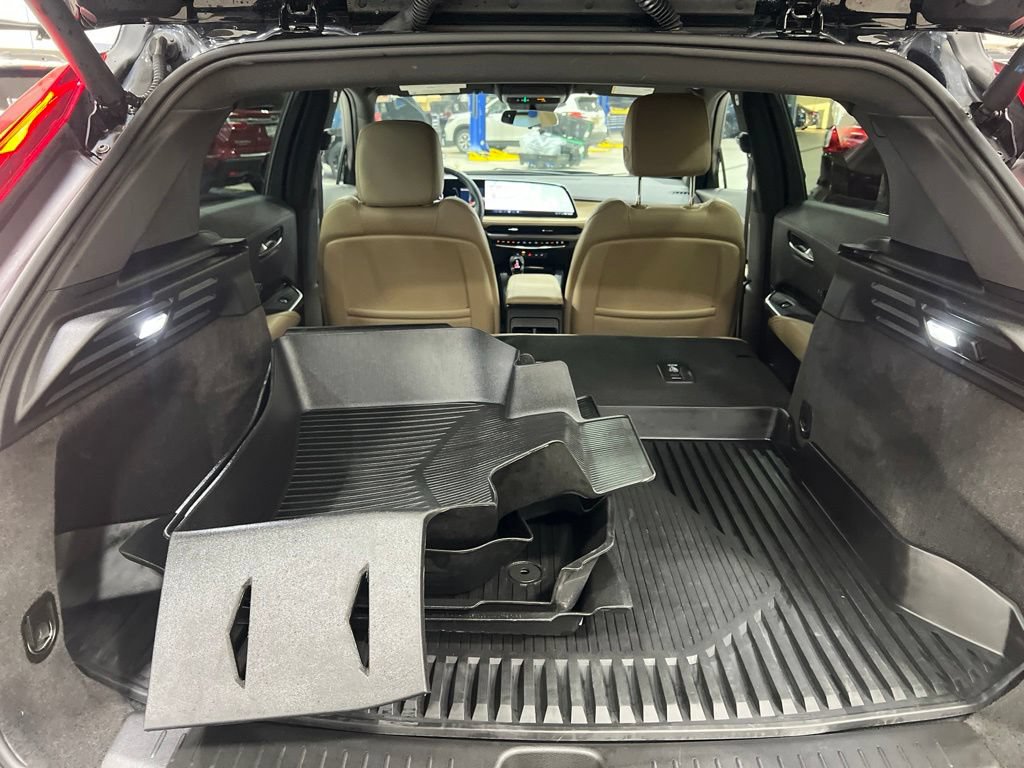 Used 2024 Cadillac XT4 Luxury w/ Cold Weather Package AWD/4WD image 16