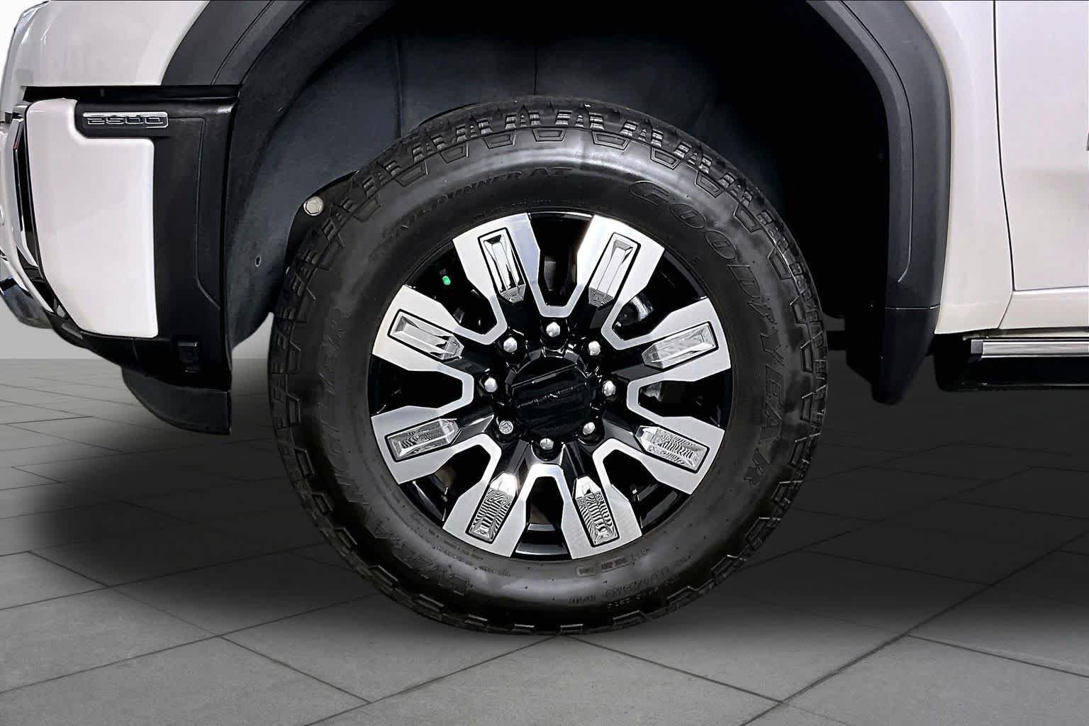 Used 2024 GMC Sierra 2500 Denali w/ Denali Reserve Package AWD/4WD image 11