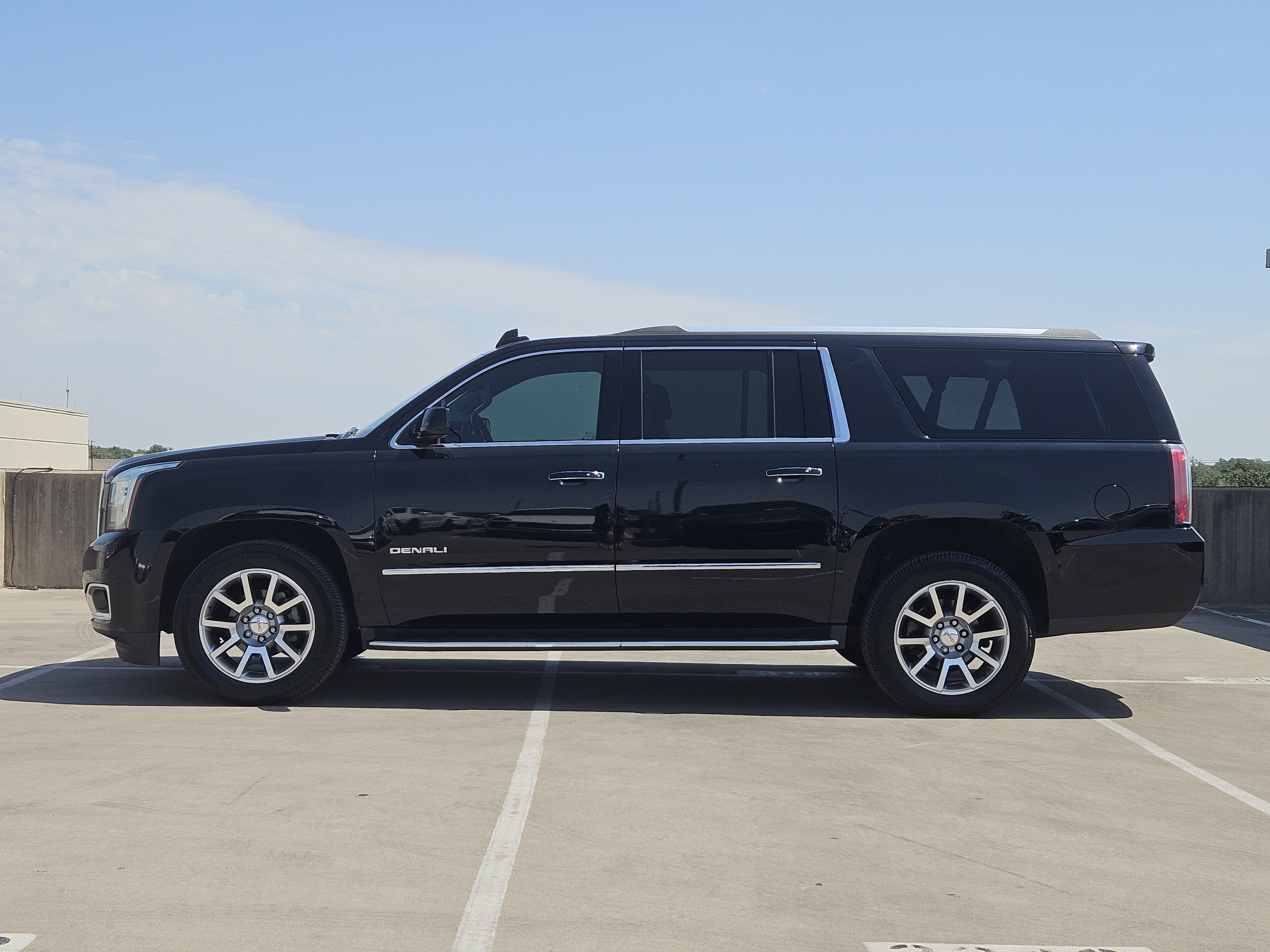 Used 2018 GMC Yukon XL Denali RWD image 2