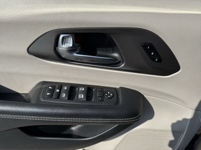 Used 2023 Chrysler Pacifica Touring-L FWD image 21