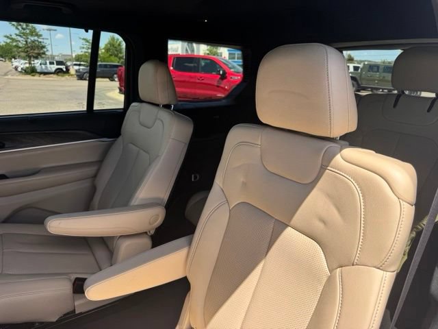 Used 2024 Jeep Grand Cherokee L Limited w/ Luxury Tech Group II AWD/4WD image 19