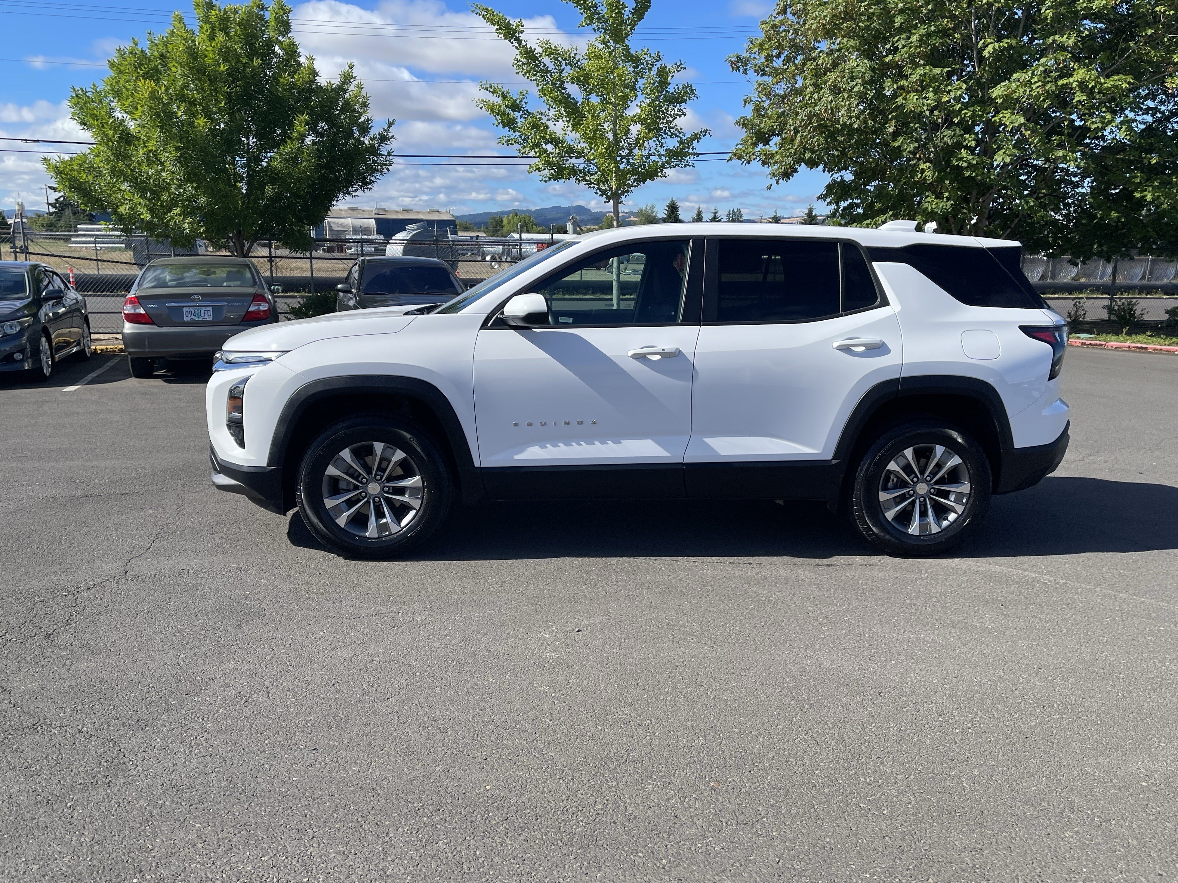 Used 2026 Chevrolet Equinox LT AWD/4WD image 2