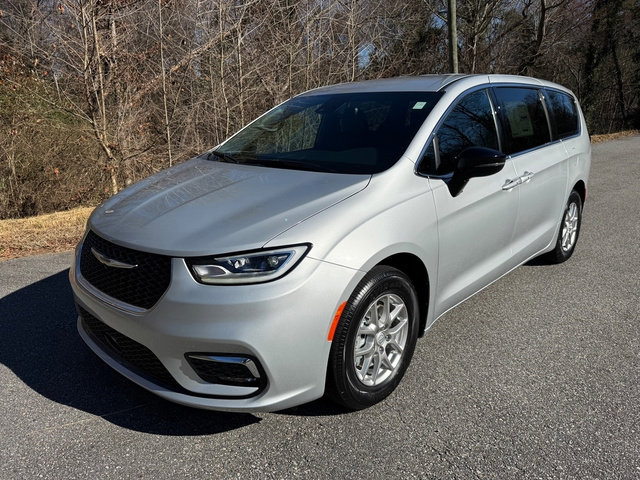 New 2026 Chrysler Pacifica Select image 3