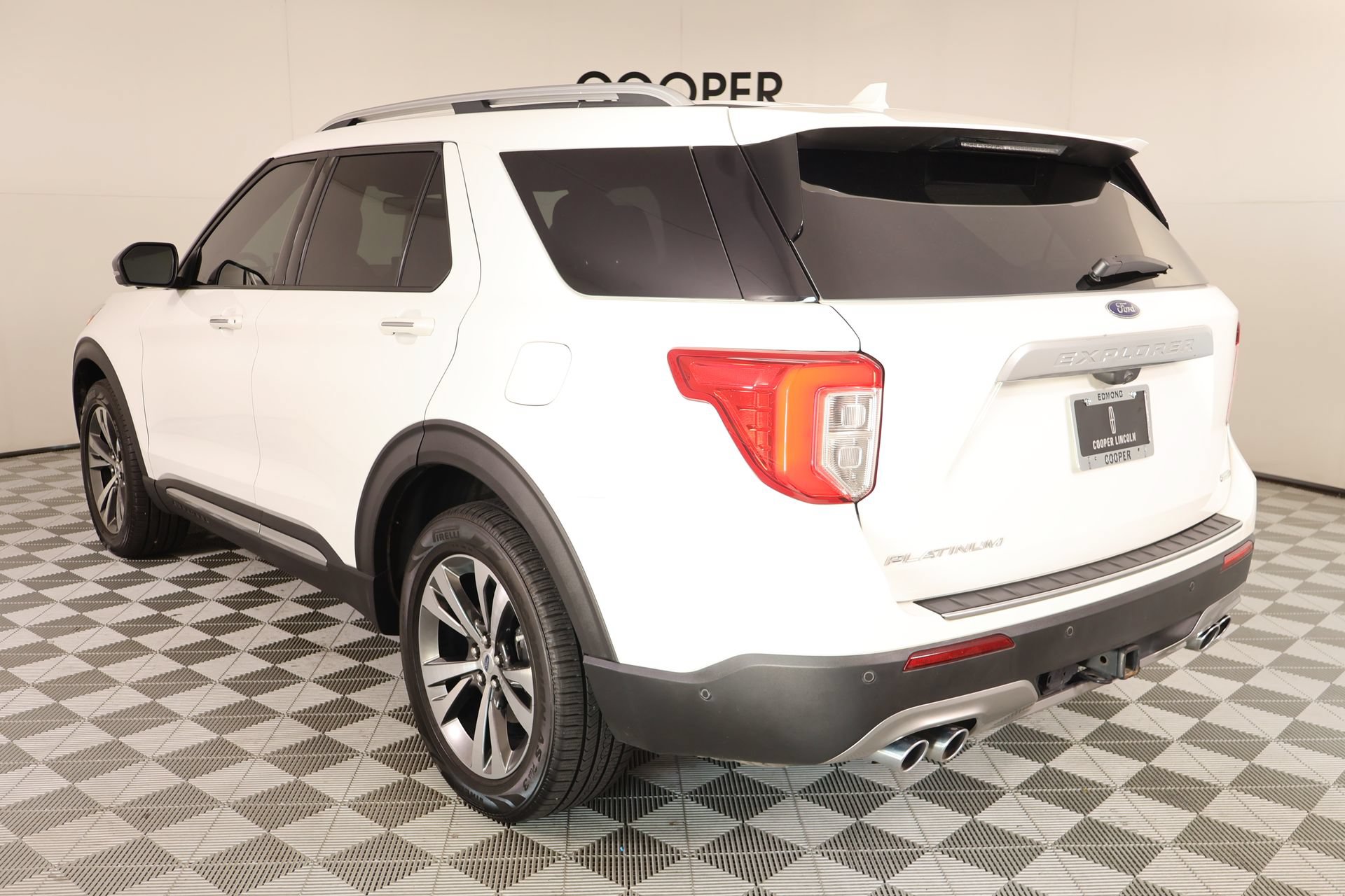 Used 2020 Ford Explorer Platinum w/ Premium Technology Package AWD/4WD image 26