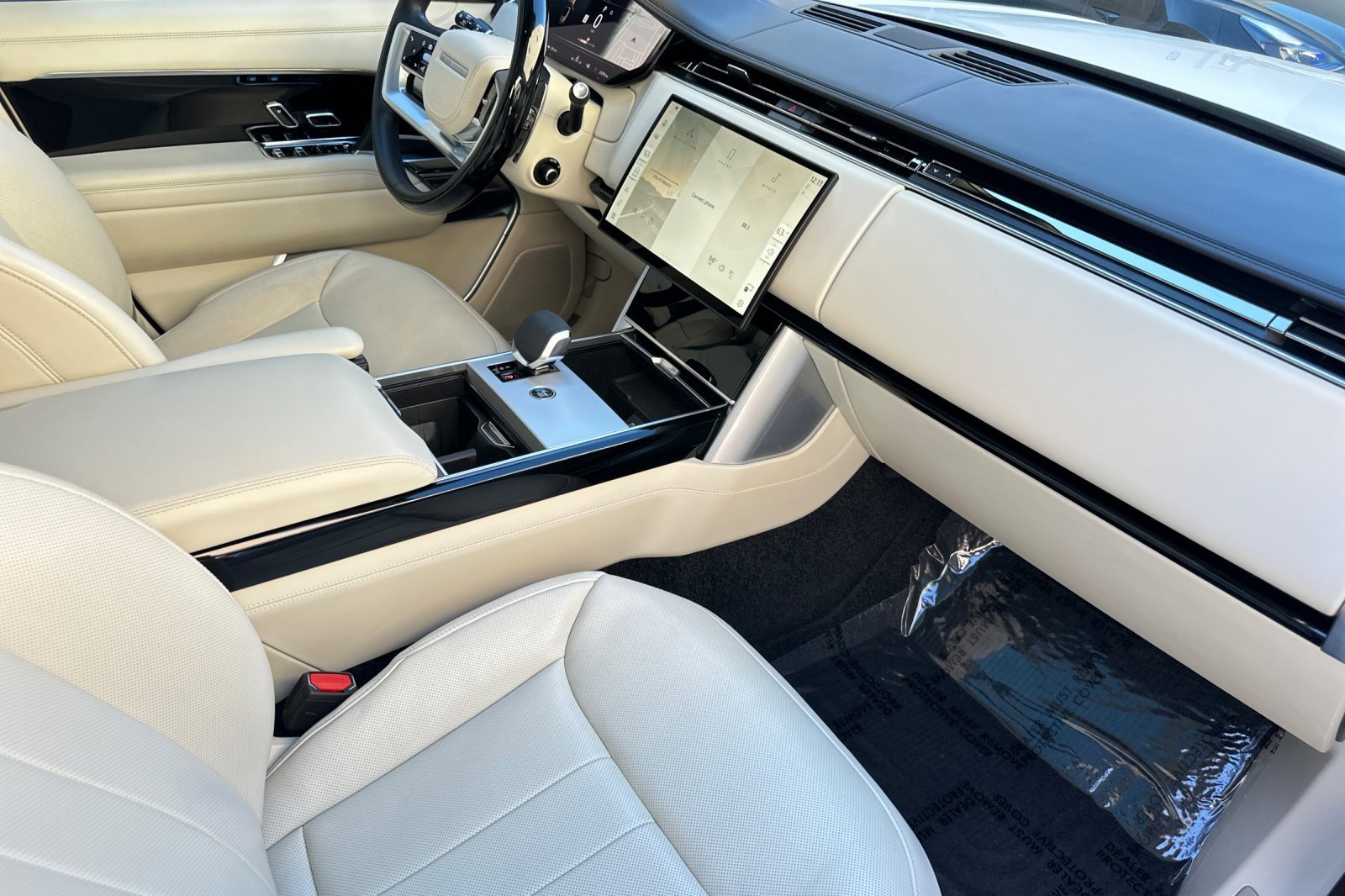 Certified 2024 Land Rover Range Rover SE image 17