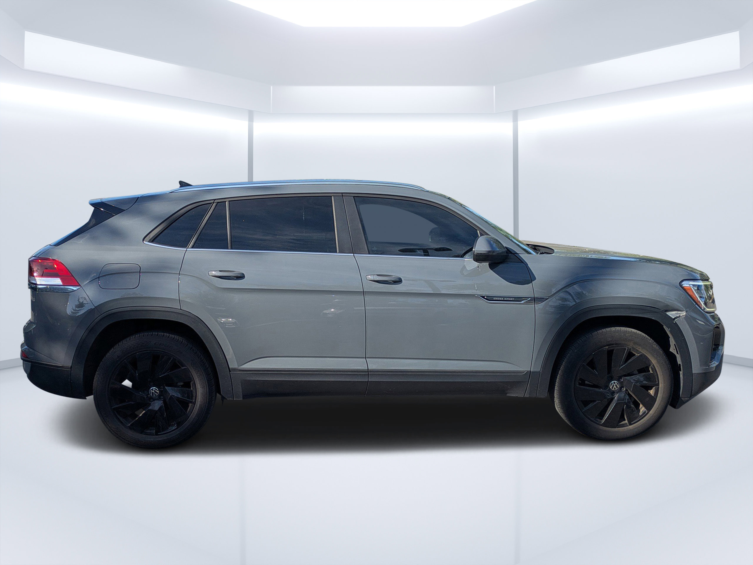 Used 2024 Volkswagen Atlas Cross Sport SE w/ Panoramic Sunroof Package FWD image 2