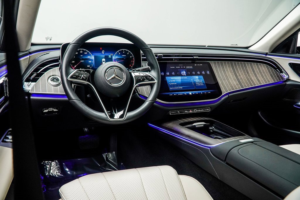 Used 2025 Mercedes-Benz E 350 4MATIC Sedan image 5