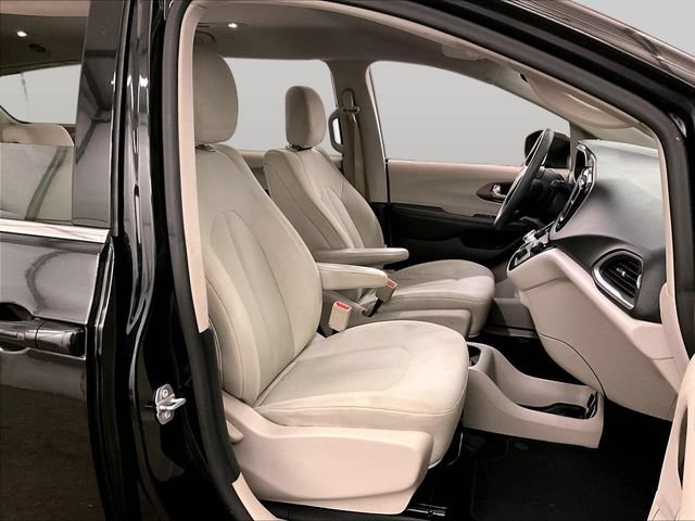 Used 2017 Chrysler Pacifica Touring w/ Tire & Wheel Group FWD image 7
