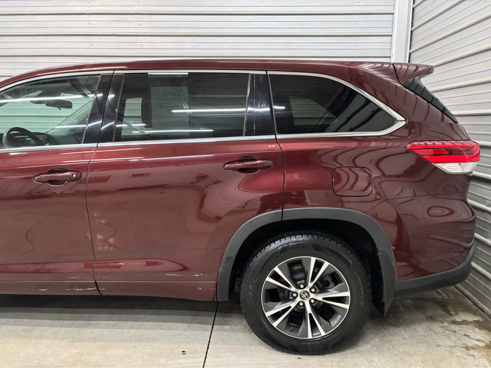 Used 2018 Toyota Highlander LE AWD/4WD image 5