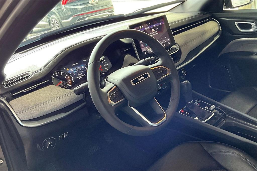 Used 2024 Jeep Compass Latitude image 4
