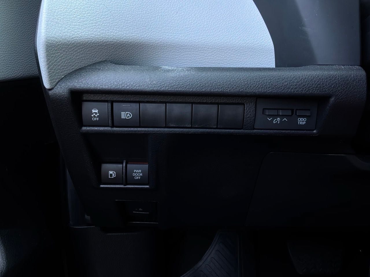 Used 2025 Toyota Sienna XLE FWD image 28